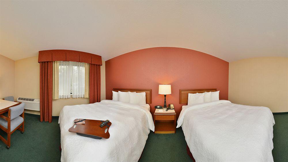 Hampton Airport 3*