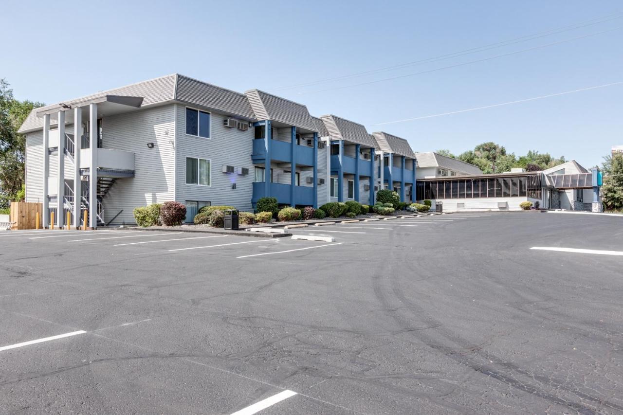 Days & By Wyndham Hotel Spokane