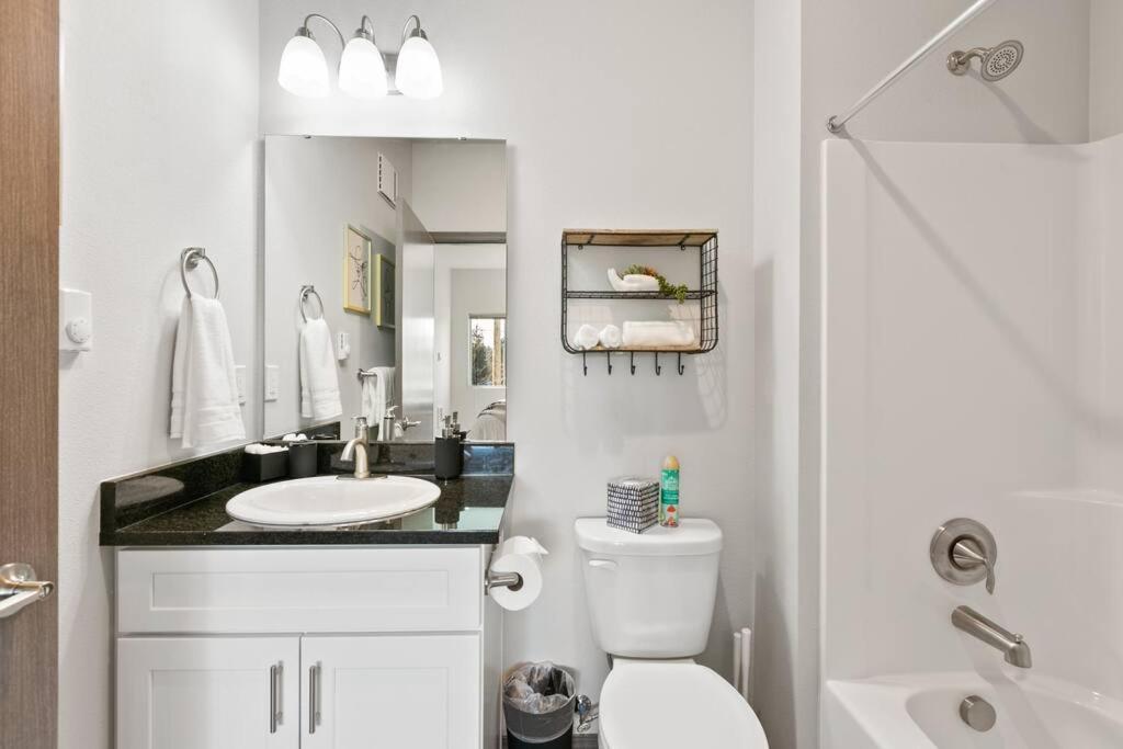 New 2 Bed 2 Bath Near Perry Dist And Dt Apartment