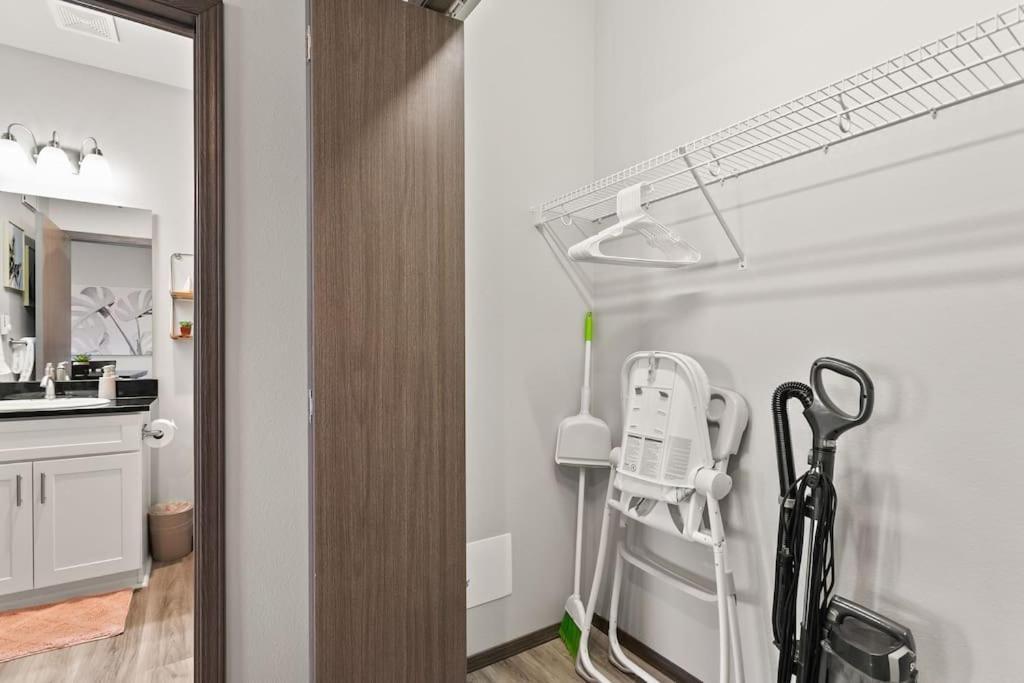Very New 2 Bed 2 Bath Near Dt And Perry District Apartment *