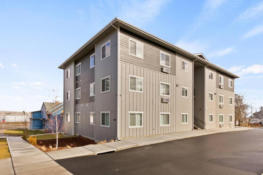 New 2 Bed 2 Bath Near Perry Dist And Dt Apartment