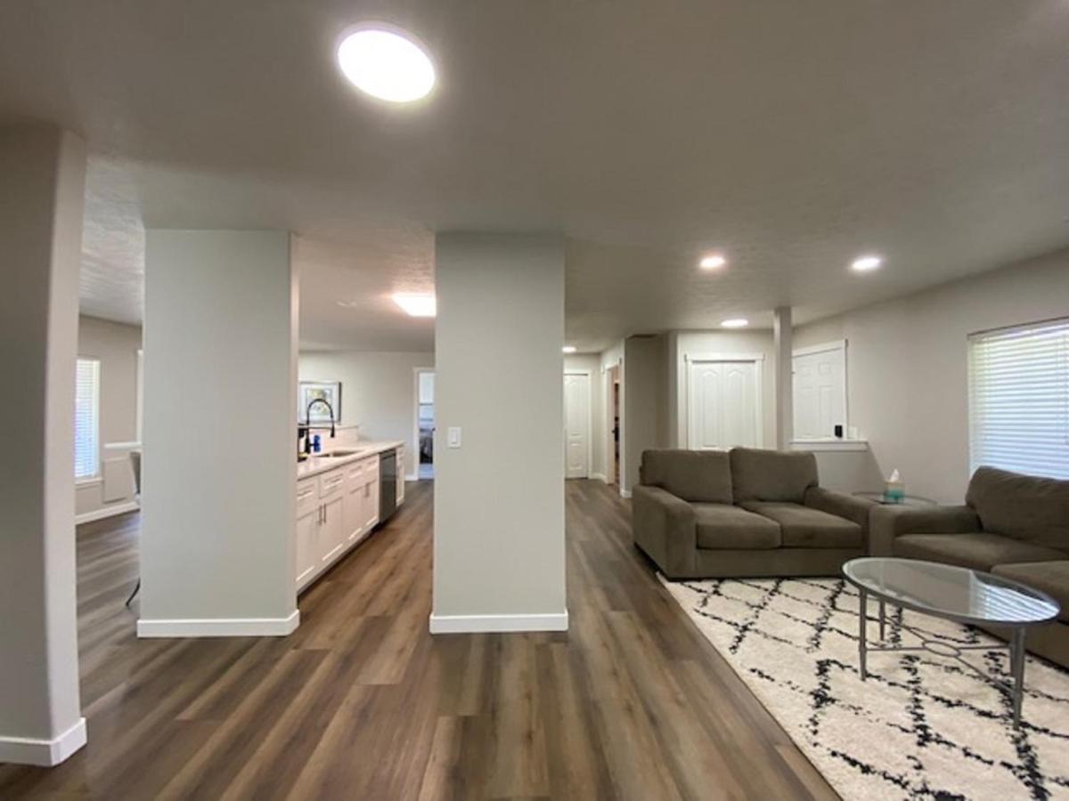 Updated Rancher Near Shopping & Restaurants Holiday home Spokane