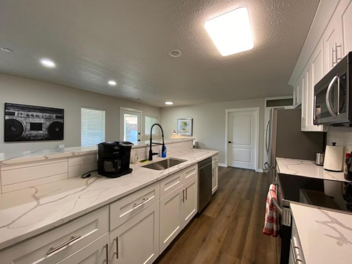 Updated Rancher Near Shopping & Restaurants Holiday home