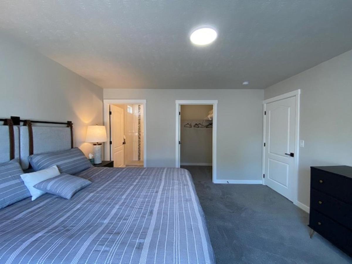Holiday home Updated Rancher Near Shopping & Restaurants *