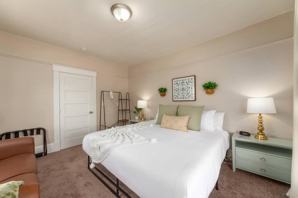 Historic 2 King Bed 1 Bath Near Downtown Apartment *