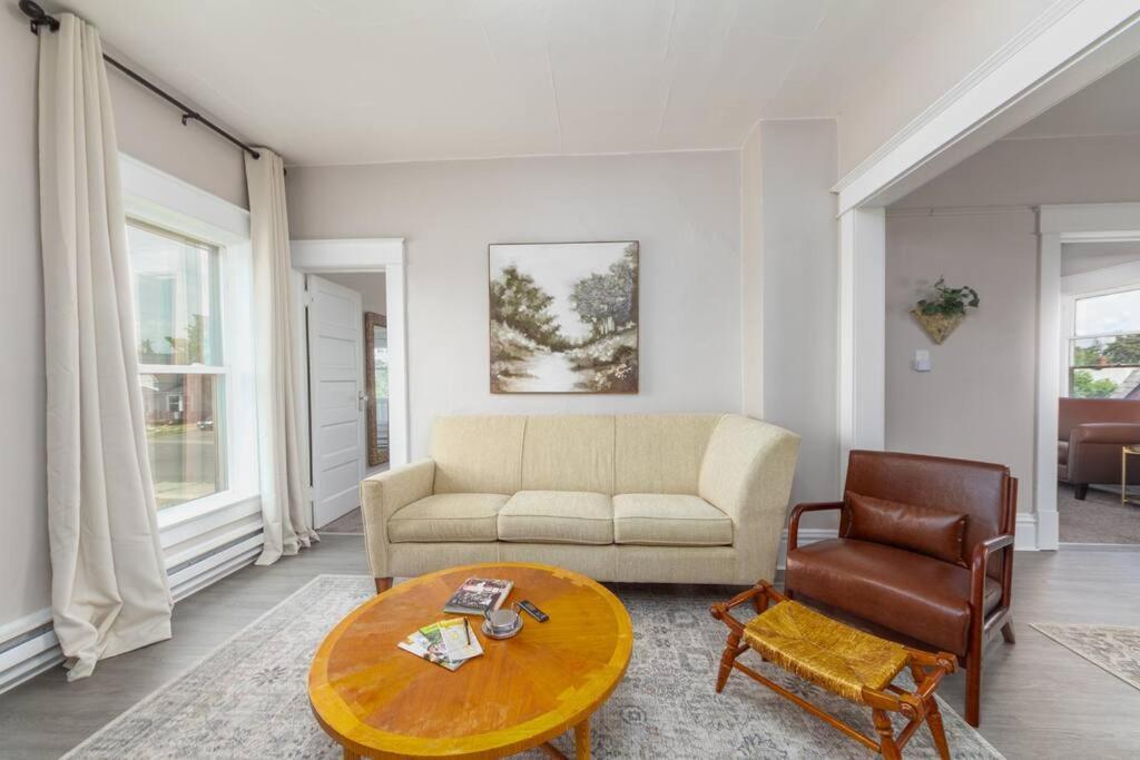 Historic 2 King Bed 1 Bath Near Downtown Apartment *