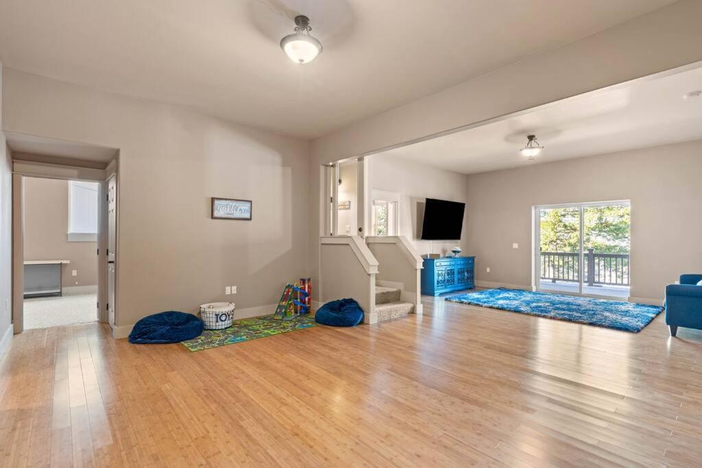 Upscale Huge 2 Decks W Views 2 Living