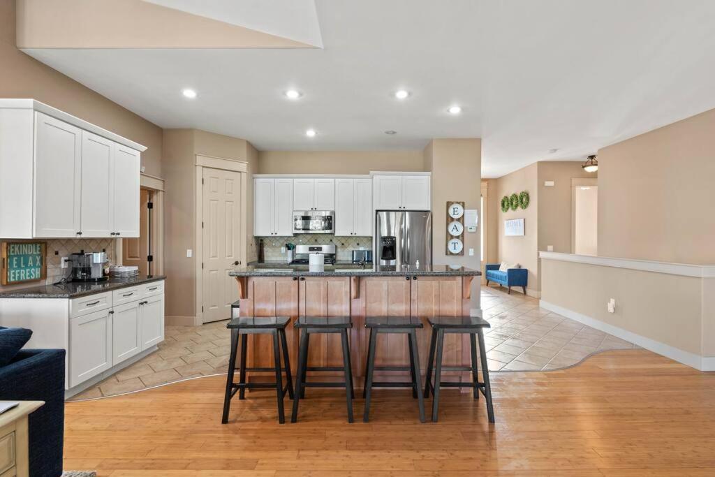 Upscale Huge 2 Decks W Views 2 Living Holiday home