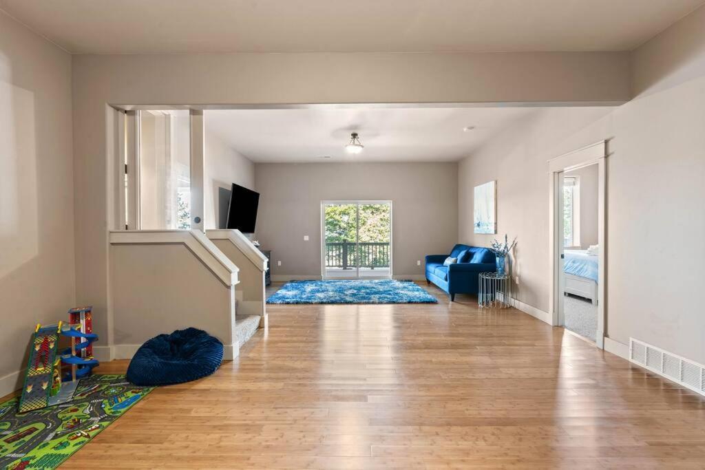 Upscale Huge 2 Decks W Views 2 Living * Spokane