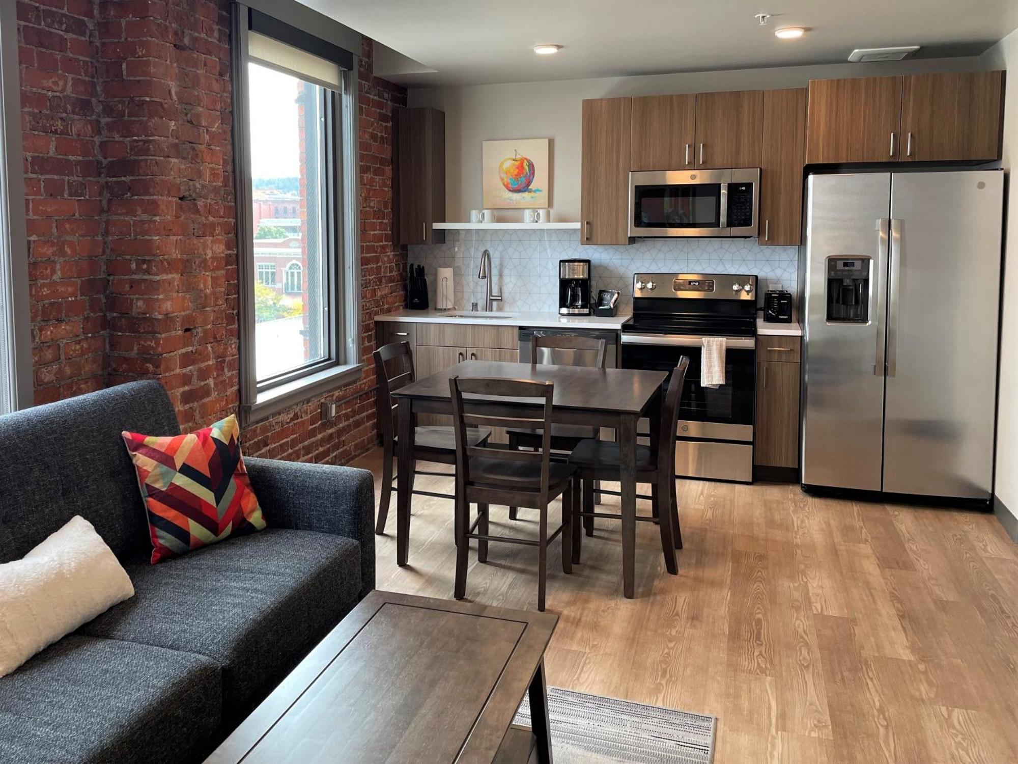 Riverfront Park Travel Apartment