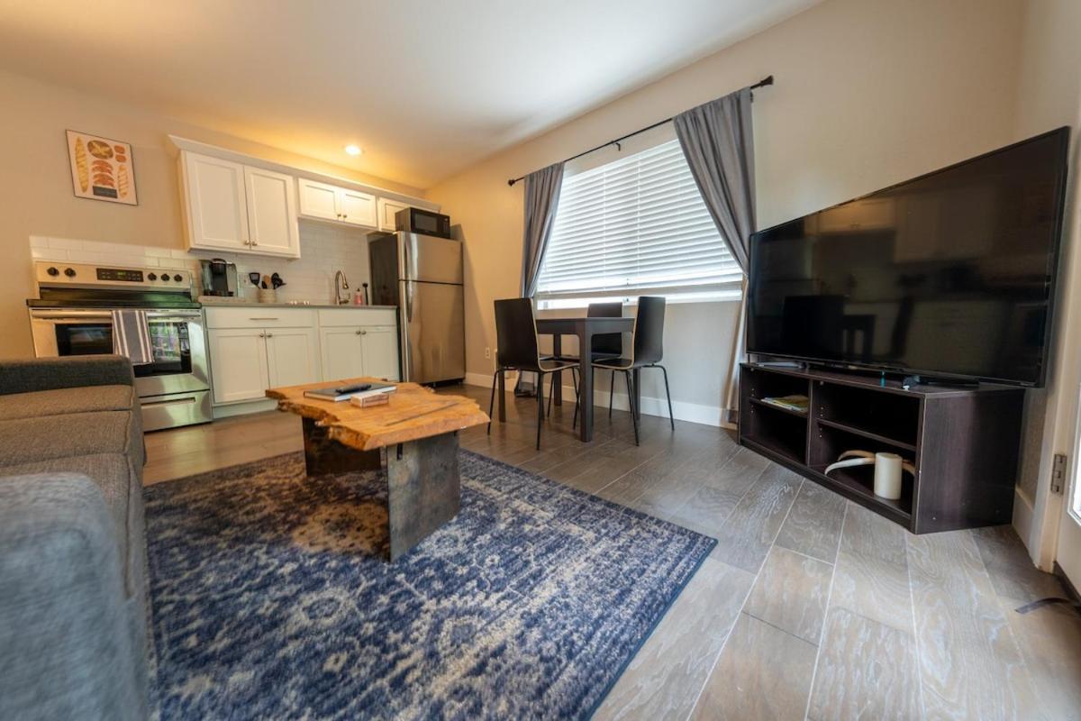 Parkside Escape South Hill W Private Adu Holiday home *