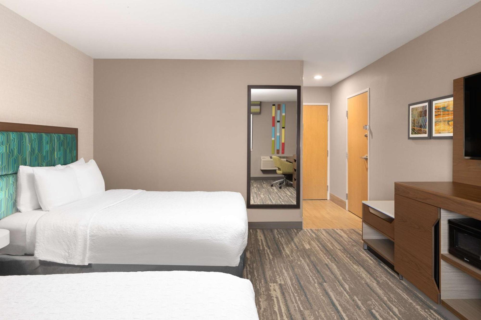 Hotel Hampton Airport 3*