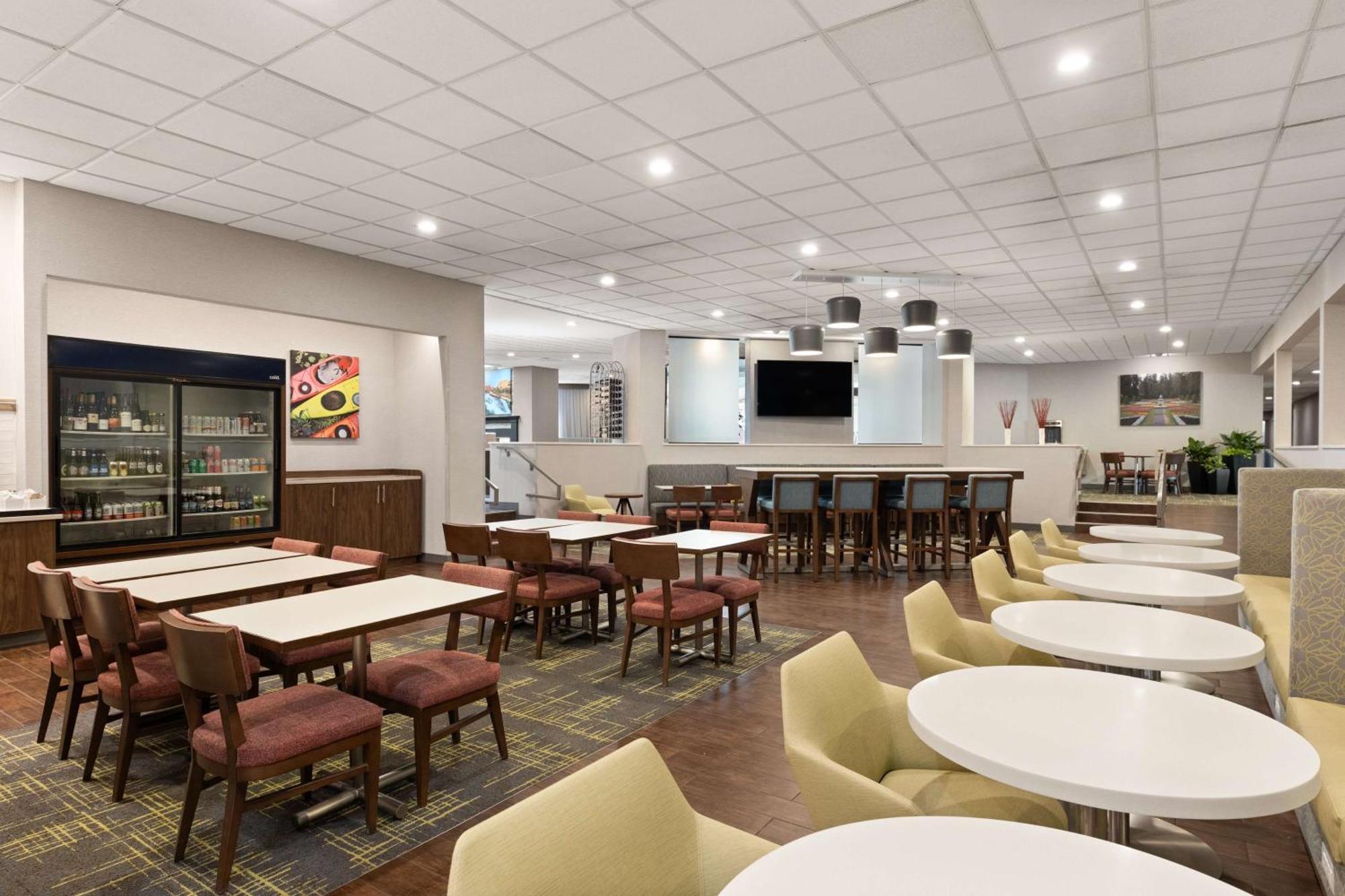 Hampton Airport Hotel 3*