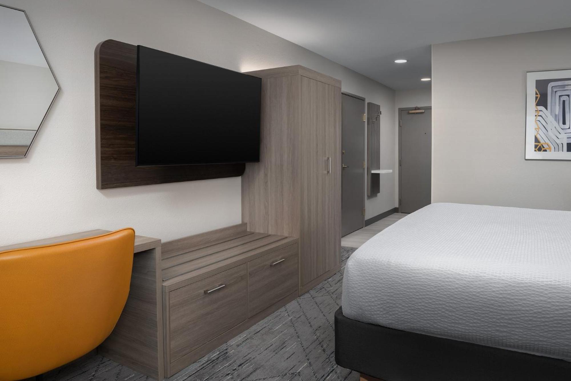 Hotel Express Airport By Ihg