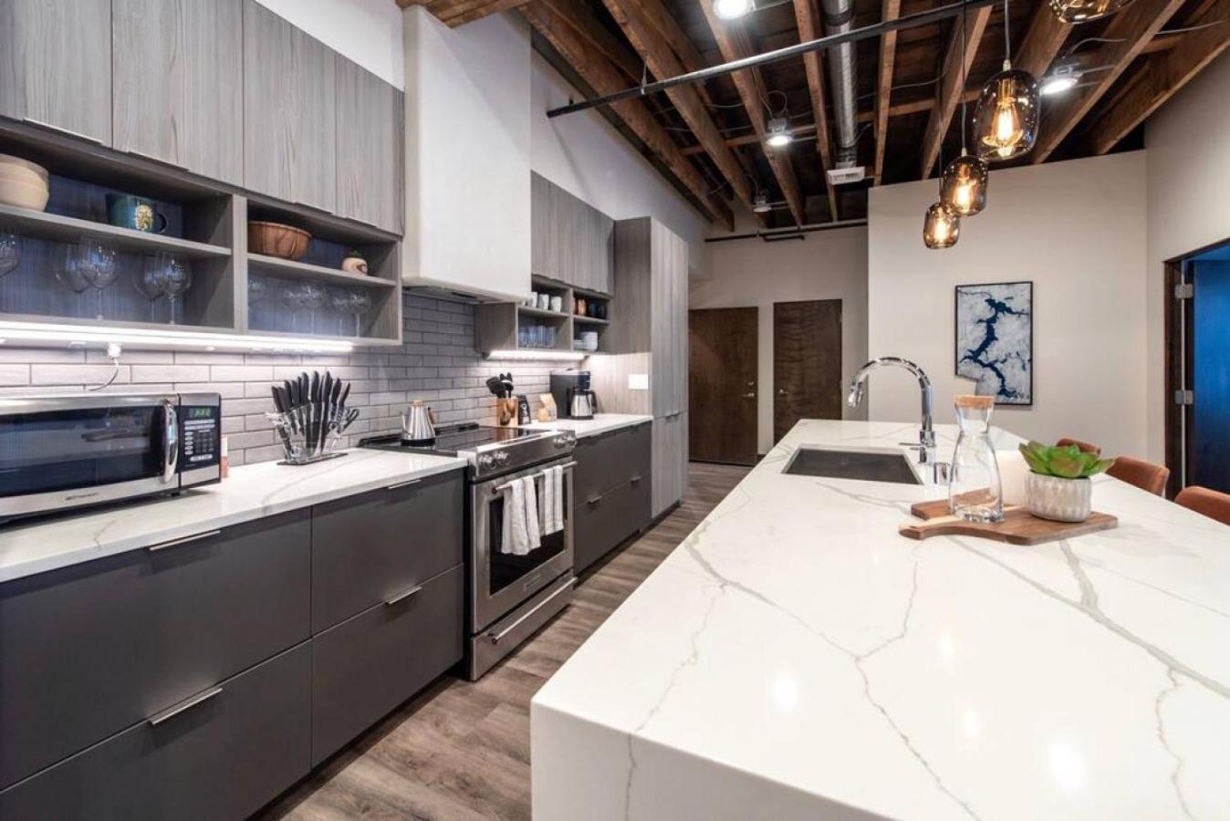 Walkable Downtown Loft With King Bed & Self Check In Apartment *