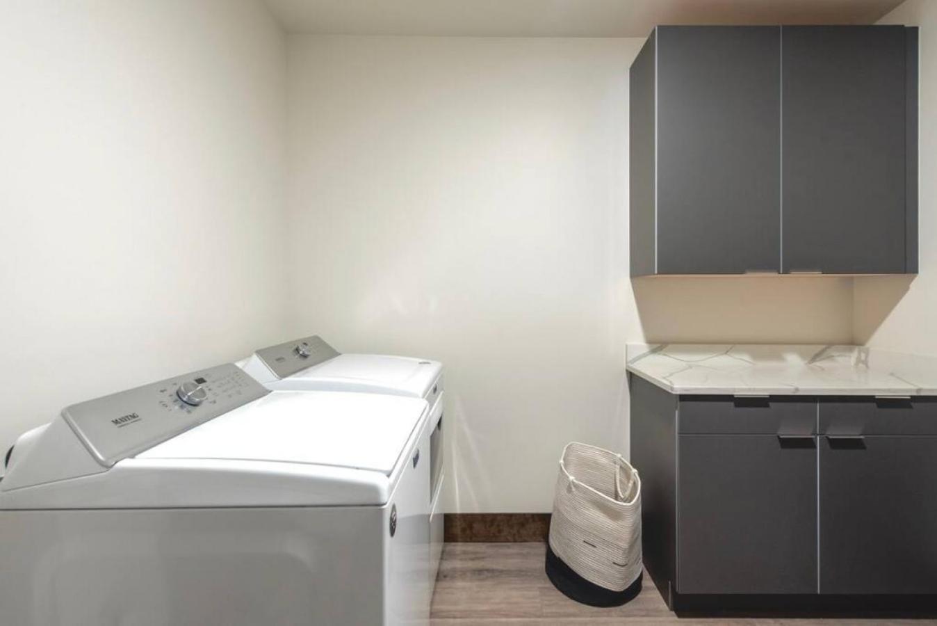 Walkable Downtown Loft With King Bed & Self Check In Apartment