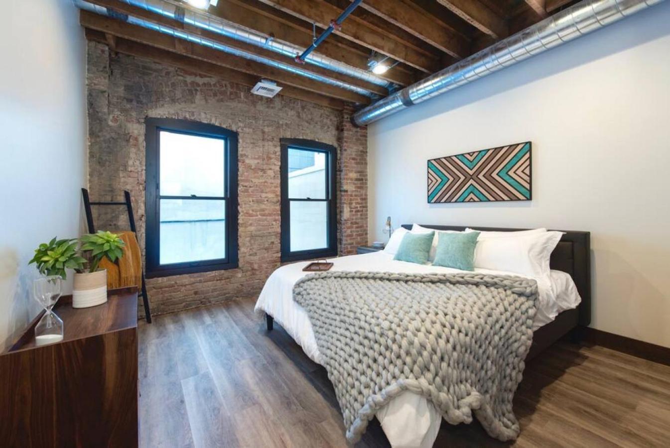 Walkable Downtown Loft With King Bed & Self Check In Apartment *