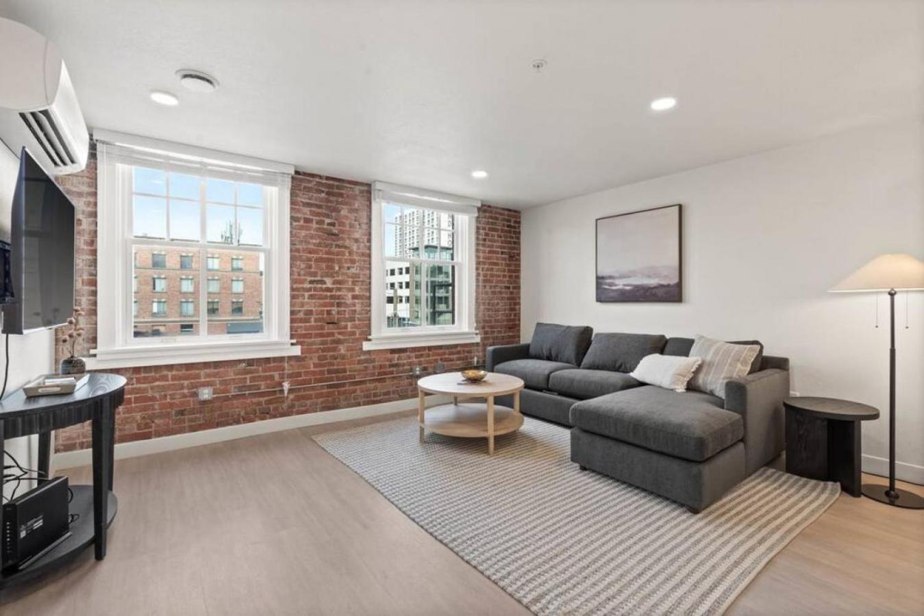 Brunch & Coffee Near! Spacious Downtown 302 Apartment