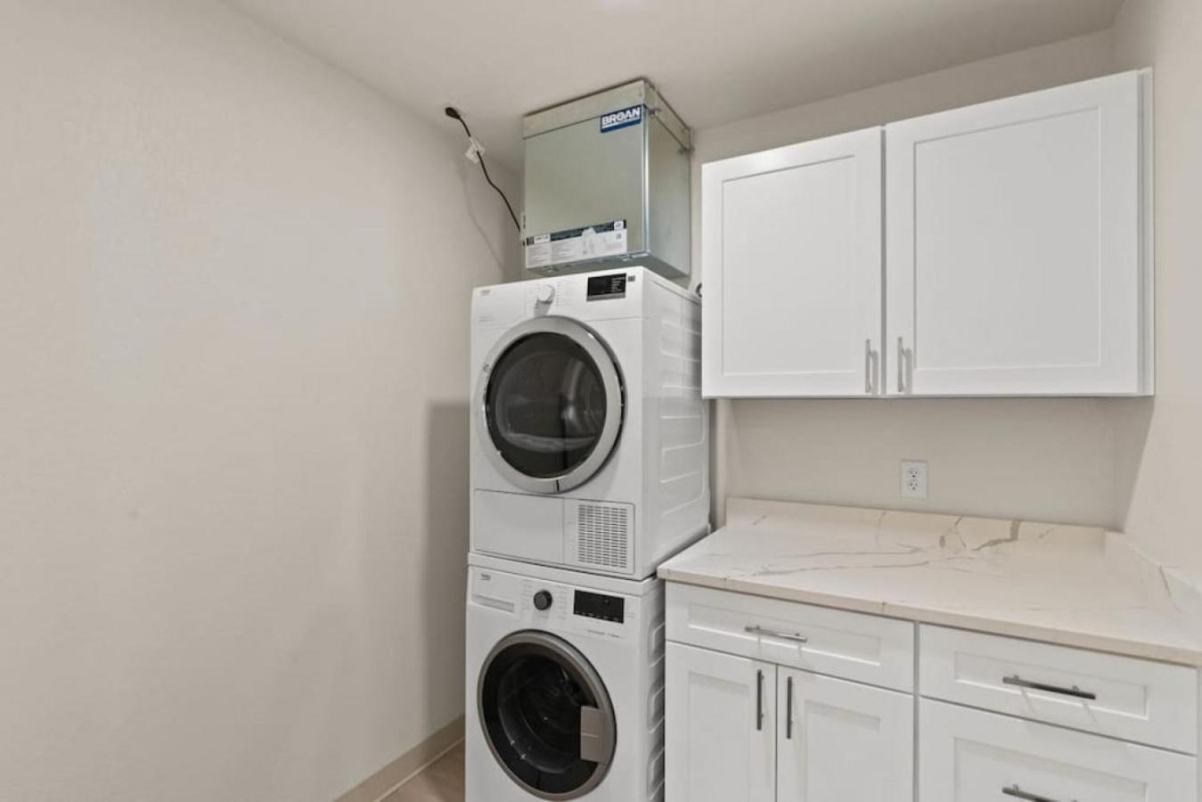 Brunch & Coffee Near! Spacious Downtown 302 Apartment *
