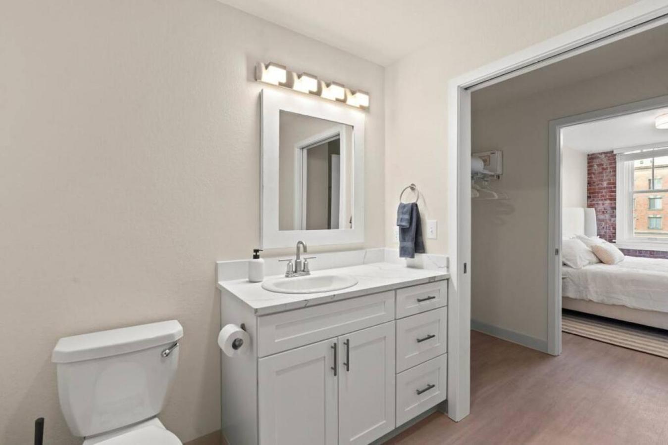 Brunch & Coffee Near! Spacious Downtown 302 Apartment Spokane