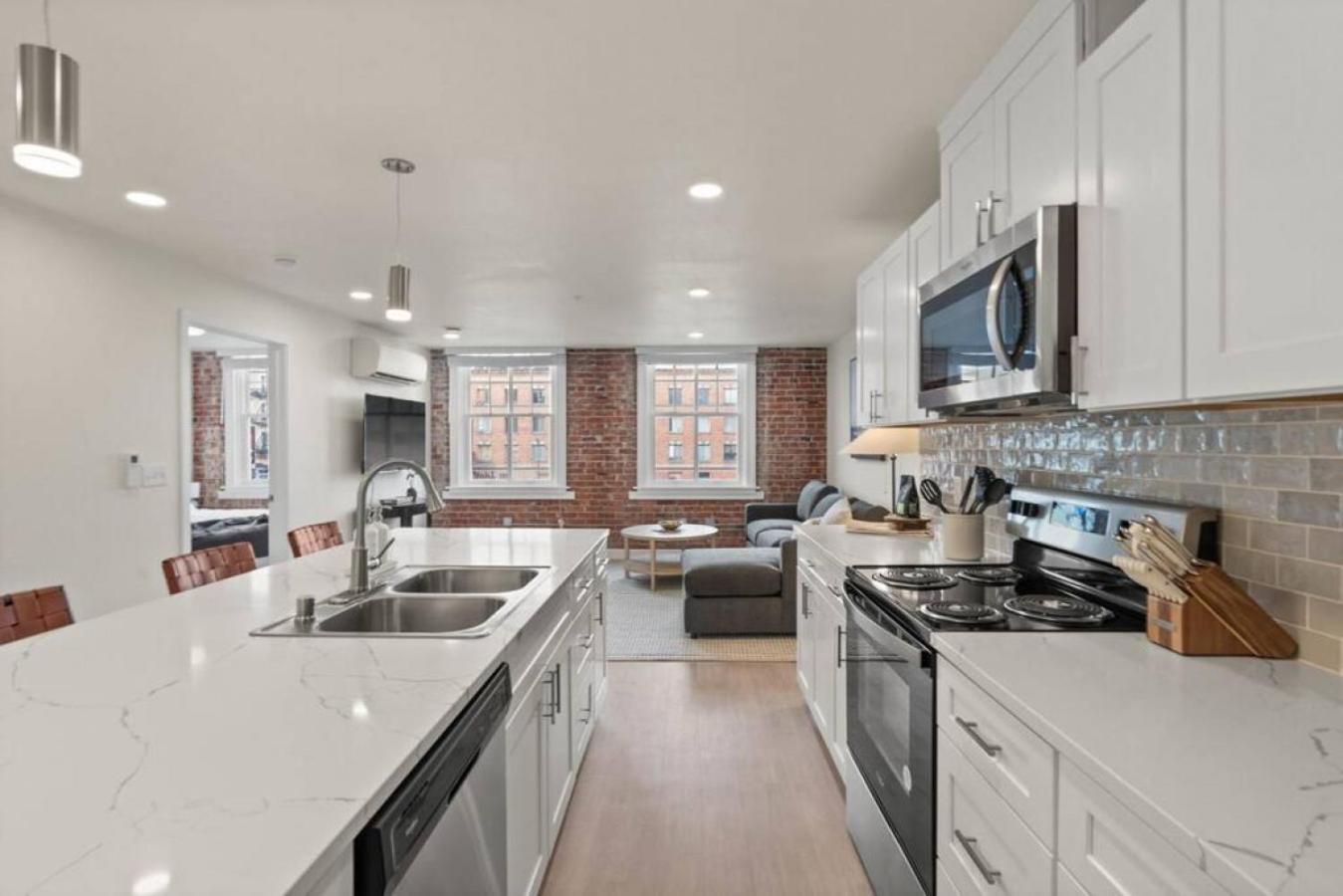 Brunch & Coffee Near! Spacious Downtown 302