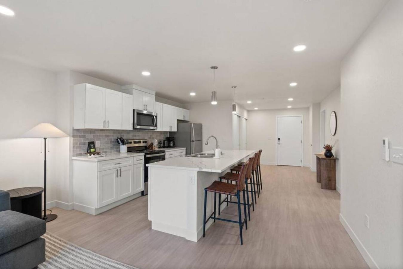 Brunch & Coffee Near! Spacious Downtown 302 Apartment