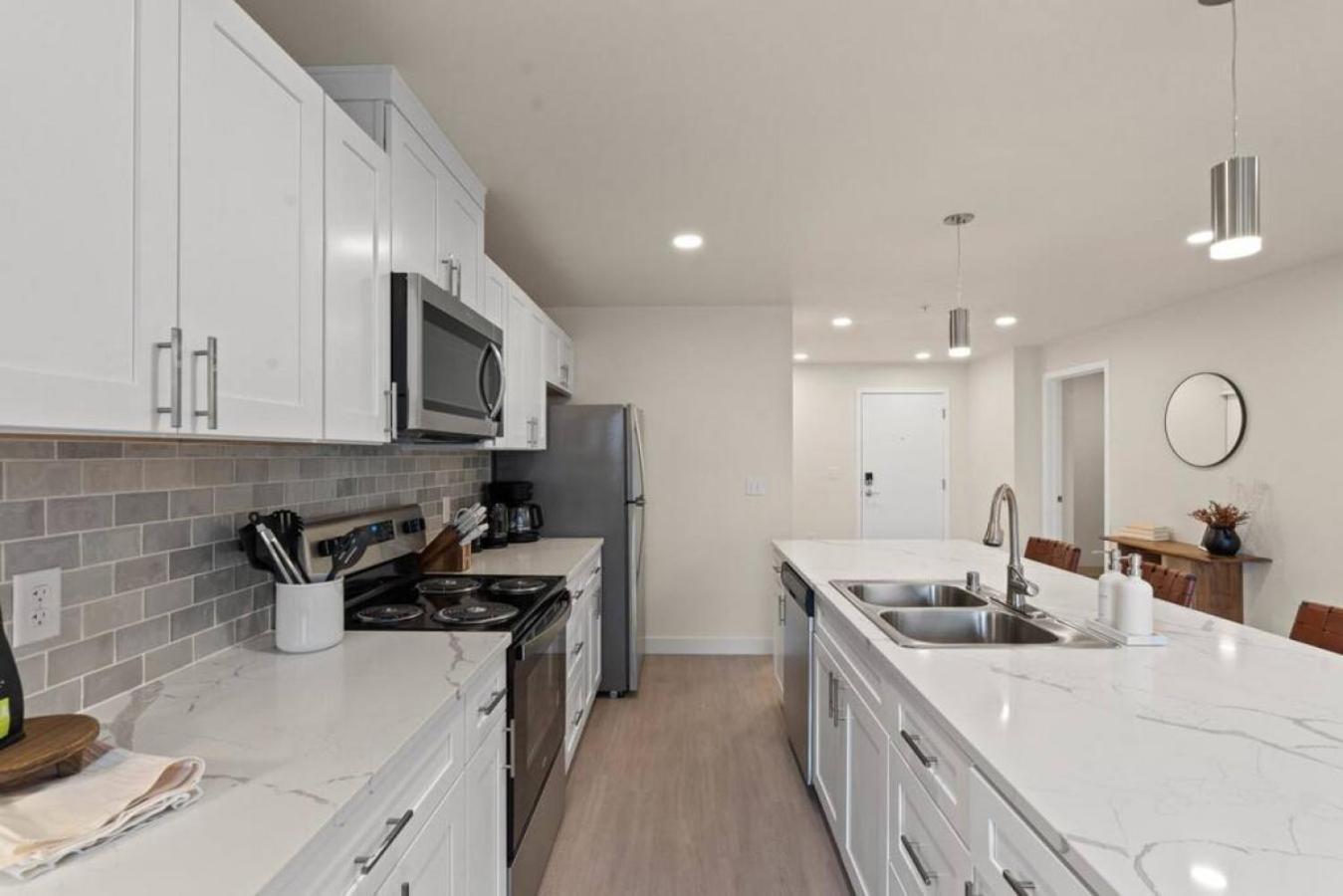 Apartment Brunch & Coffee Near! Spacious Downtown 302 *