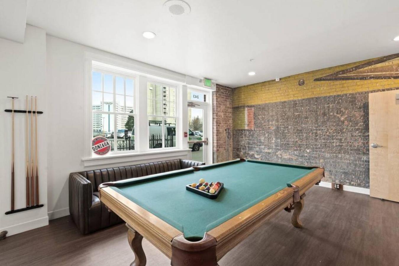 Brunch & Coffee Near! Spacious Downtown 302 Apartment