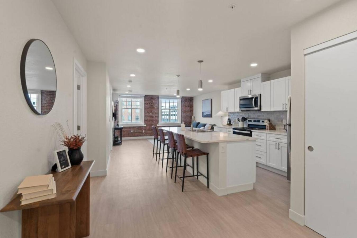 Apartment Brunch & Coffee Near! Spacious Downtown 302 *