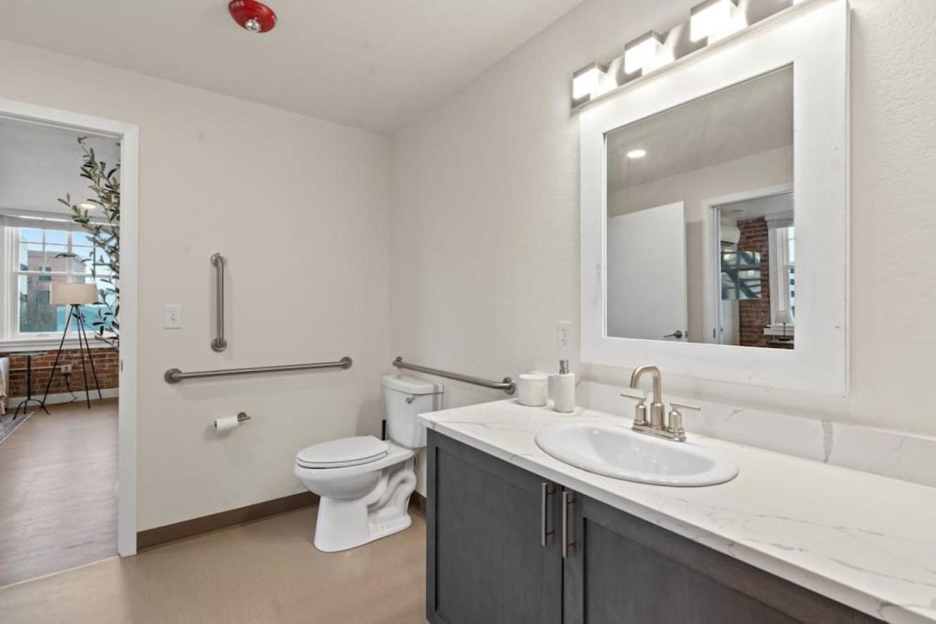 Luxury W King Beds, Pool Table, Downtown! Apartment