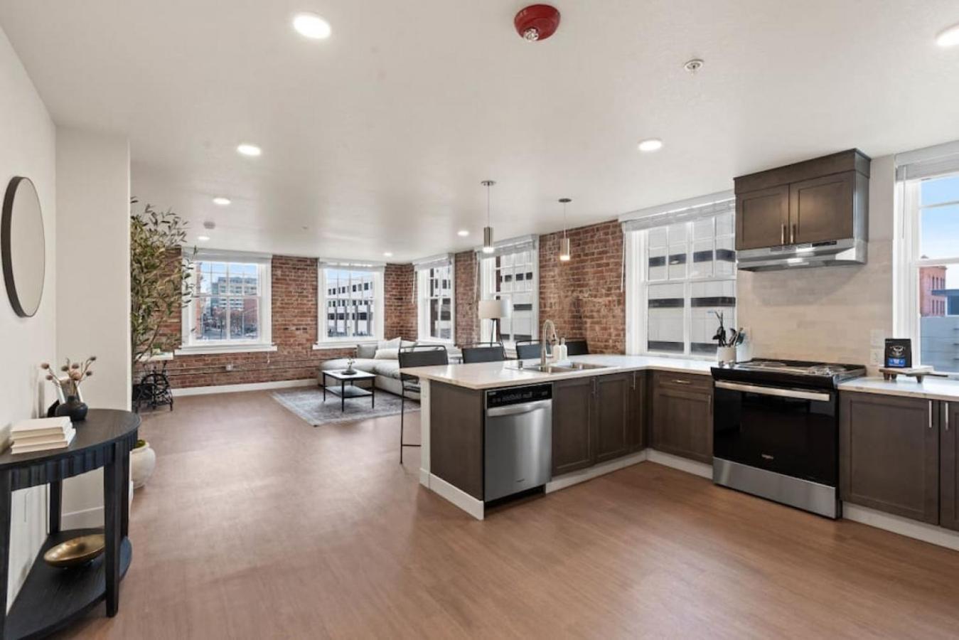 Apartment Luxury W King Beds, Pool Table, Downtown! *
