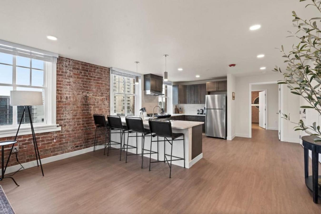 Luxury W King Beds, Pool Table, Downtown! * Spokane