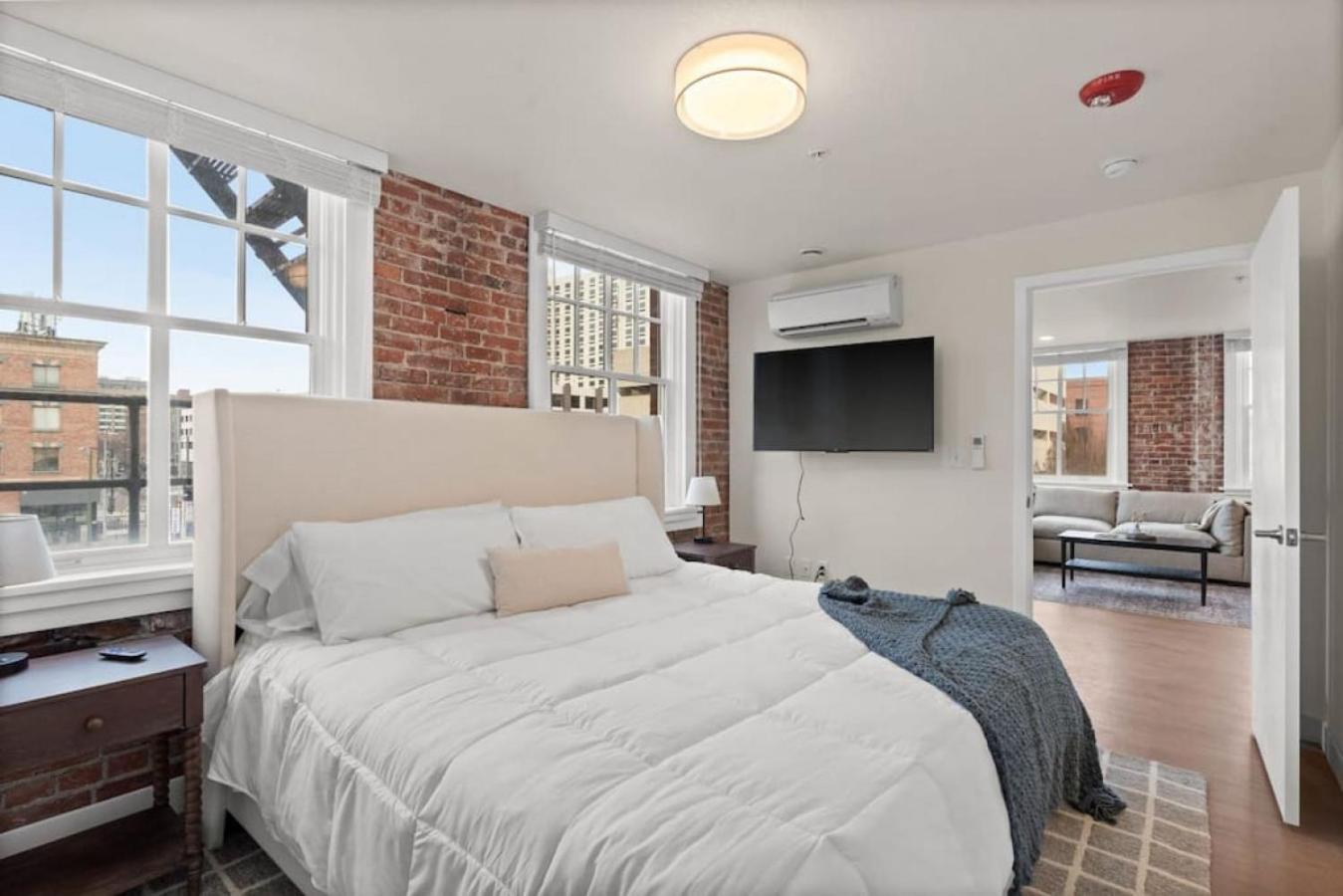 Apartment Luxury W King Beds, Pool Table, Downtown! *