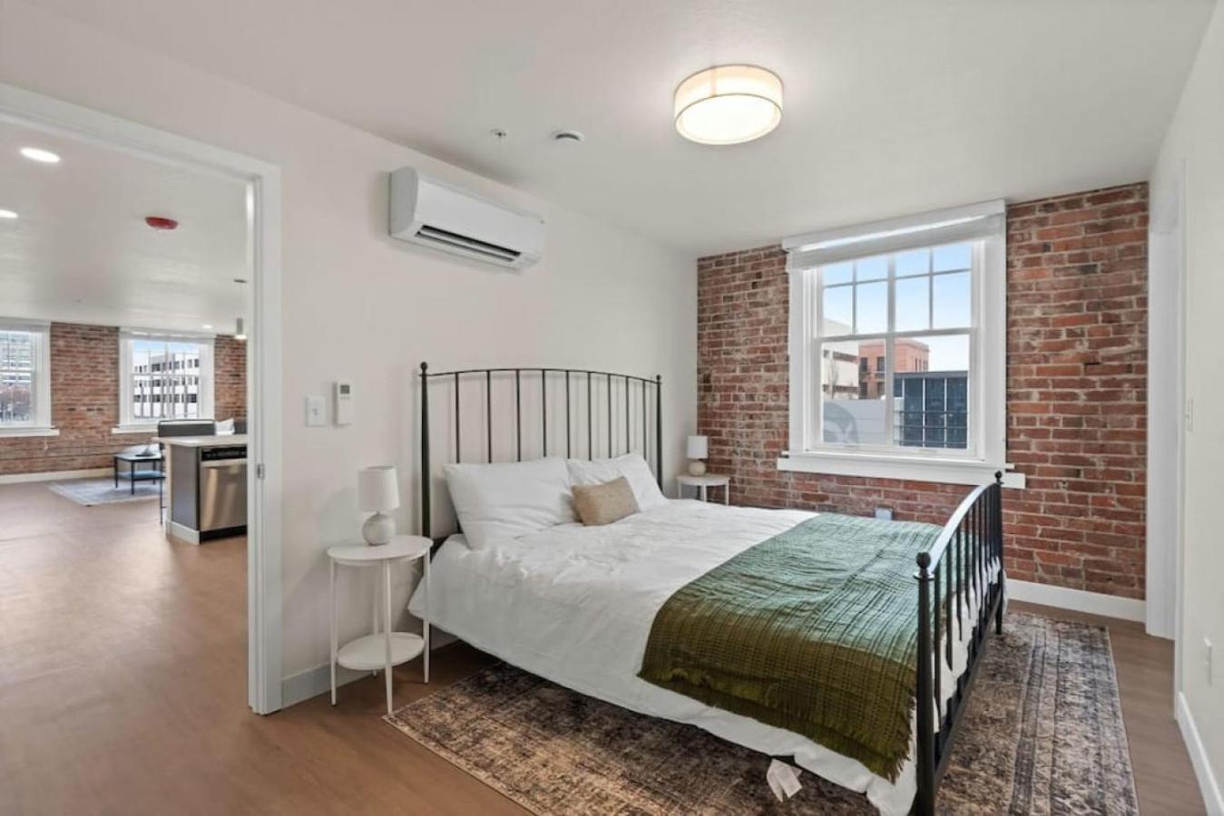 Luxury W King Beds, Pool Table, Downtown! Apartment Spokane