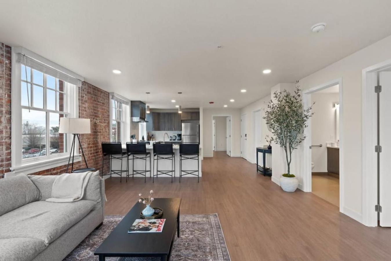 Luxury W King Beds, Pool Table, Downtown!