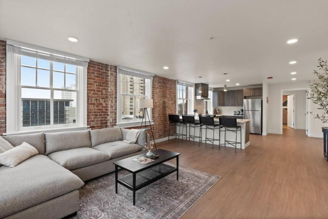 Apartment Luxury W King Beds, Pool Table, Downtown!