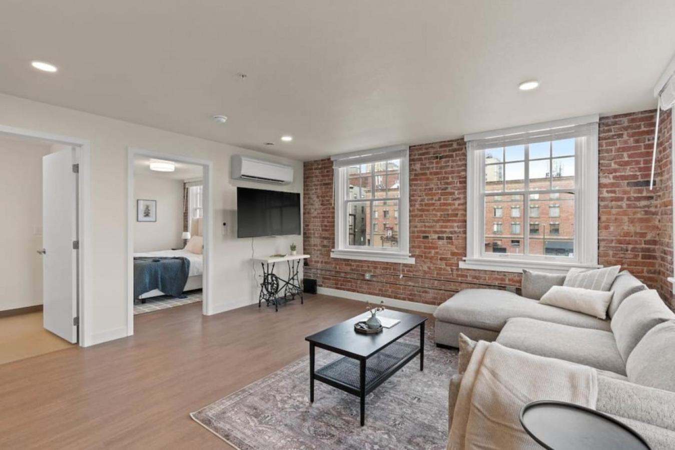 Luxury W King Beds, Pool Table, Downtown! Apartment