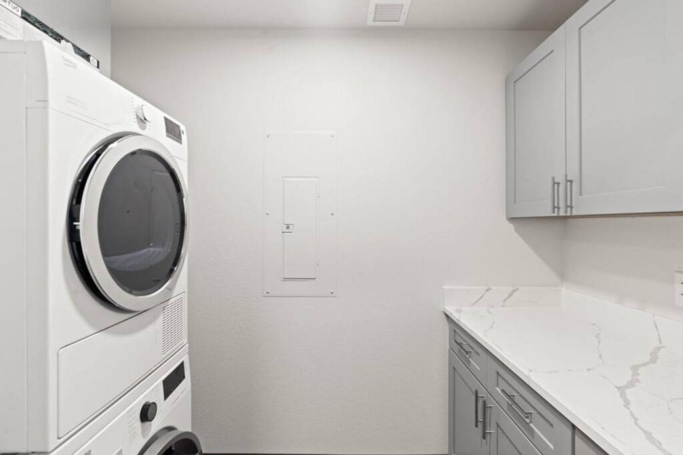 Apartment King Bed - J And K On Main Luxury 306 *