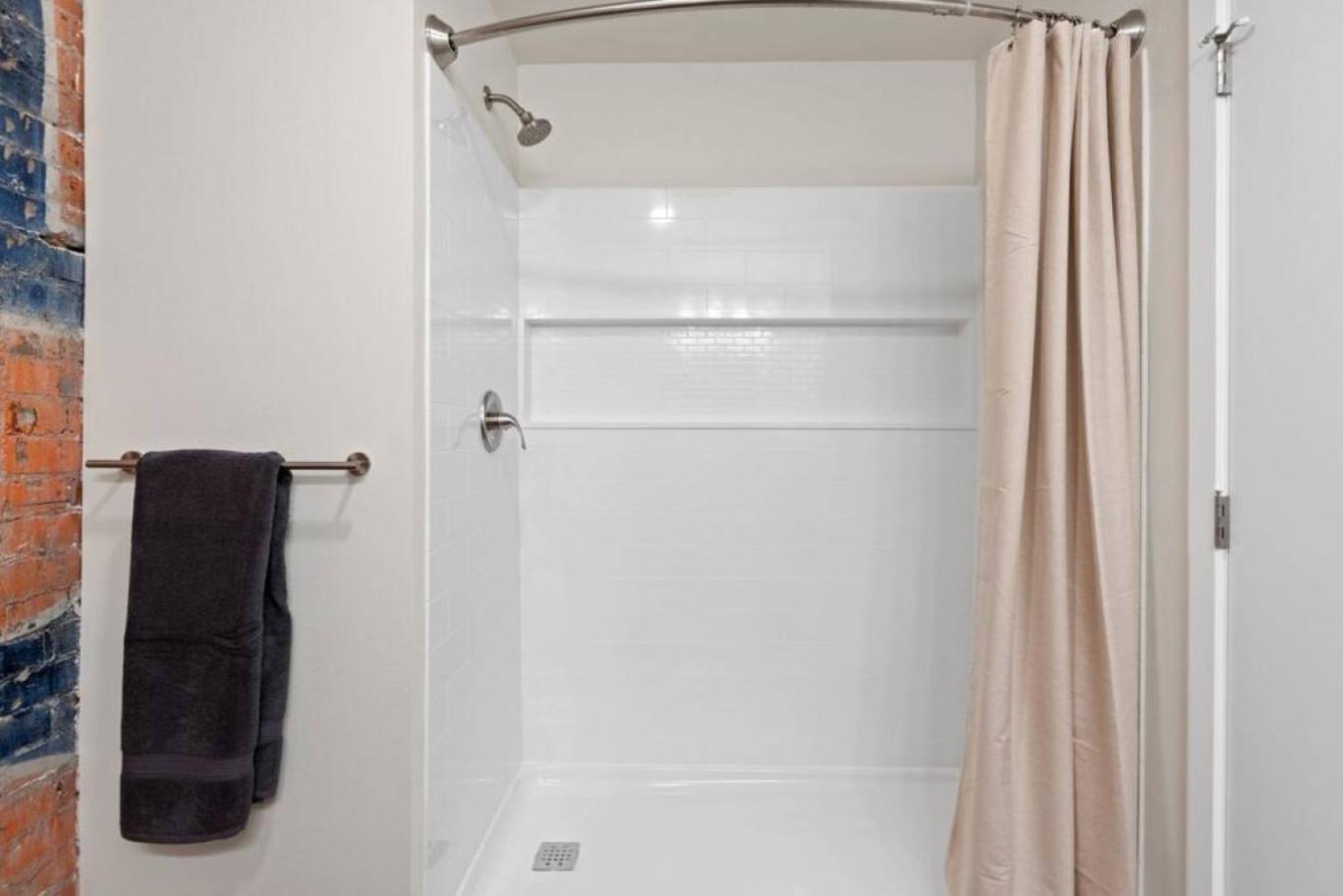 Spacious With King Beds - J And K On Main Apartment