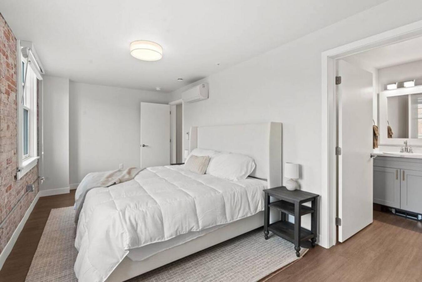 King Bed - J And K On Main Luxury 306 Apartment Spokane