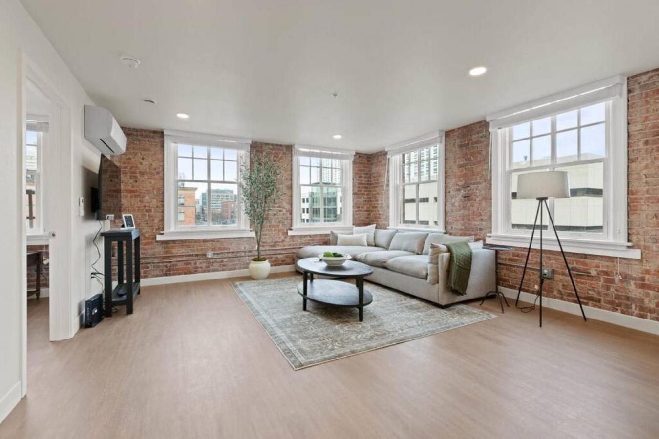 Spacious With King Beds - J And K On Main Spokane
