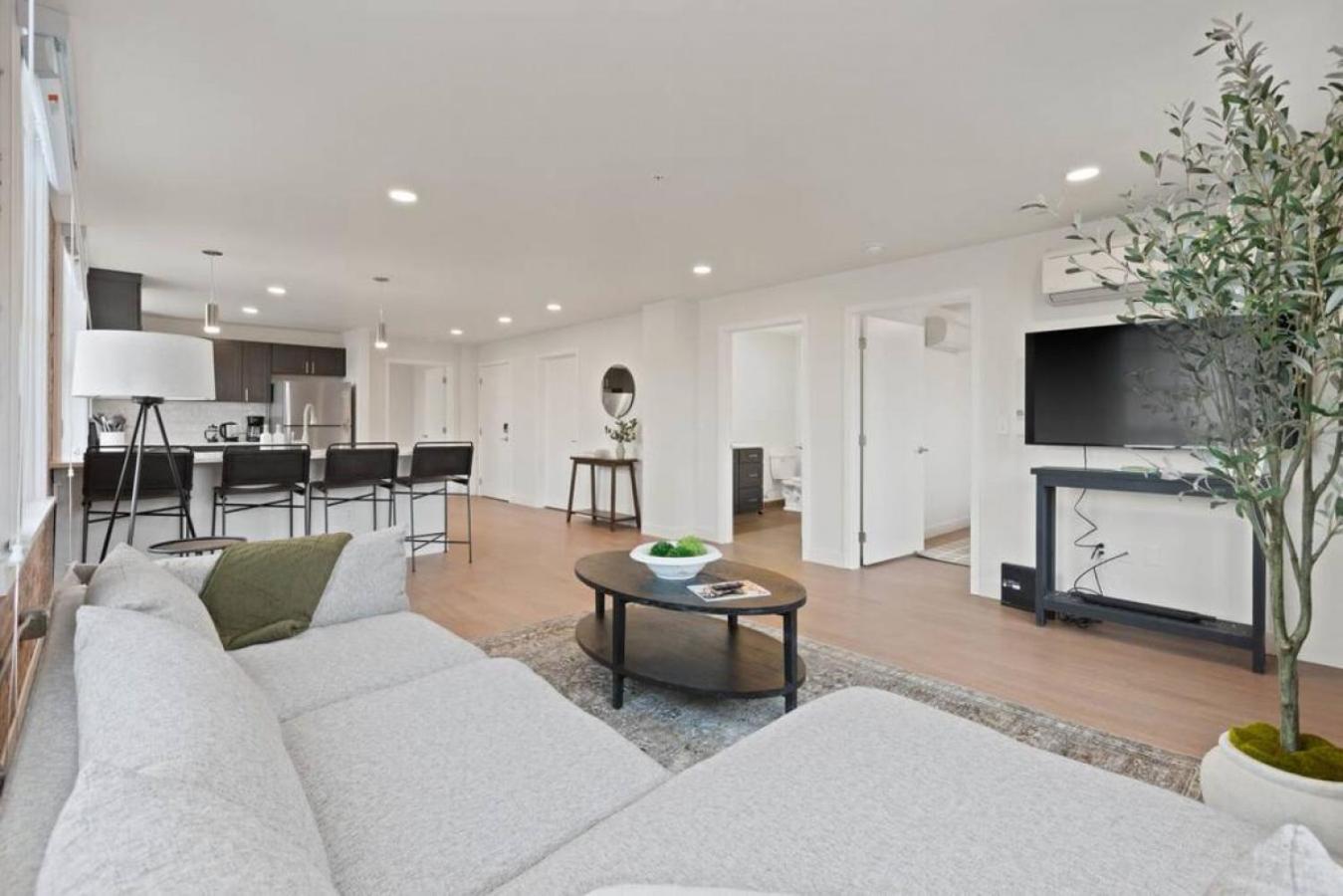 Spacious With King Beds - J And K On Main Apartment