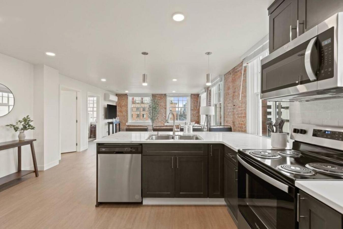 Spacious With King Beds - J And K On Main *