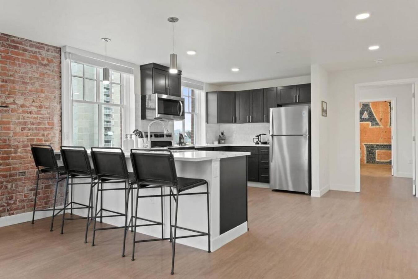 Spacious With King Beds - J And K On Main Spokane