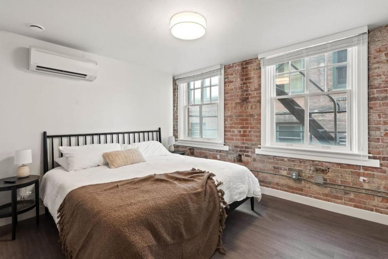 King Bed - J And K On Main Luxury 306 Apartment