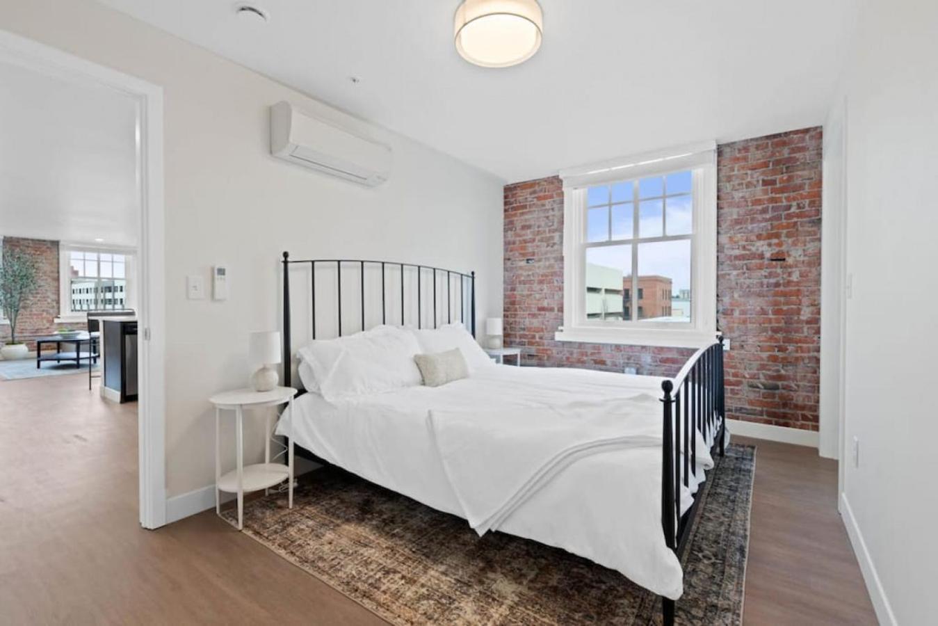 Apartment Spacious With King Beds - J And K On Main