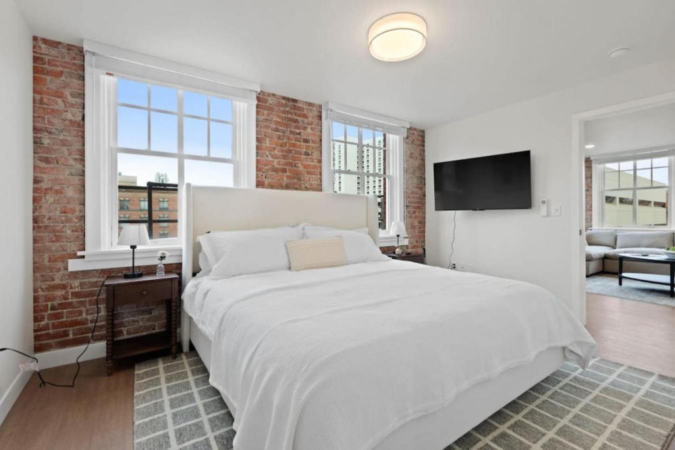 Spacious With King Beds - J And K On Main Apartment Spokane