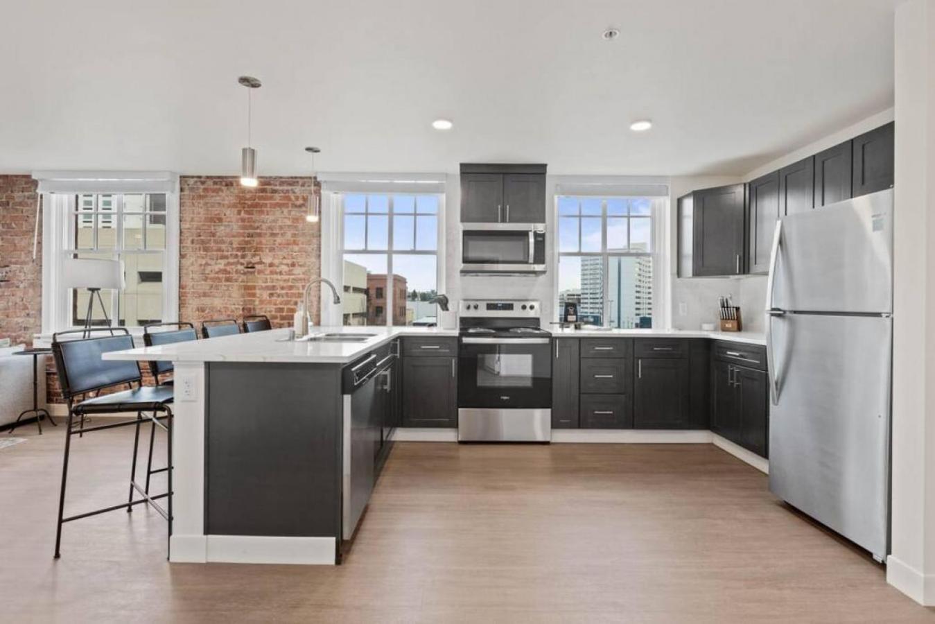 Spacious With King Beds - J And K On Main
