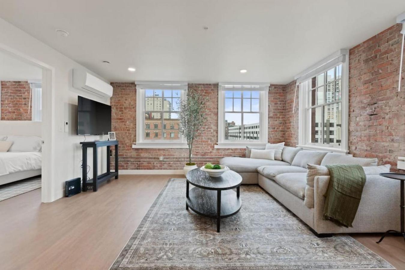 Spacious With King Beds - J And K On Main Apartment