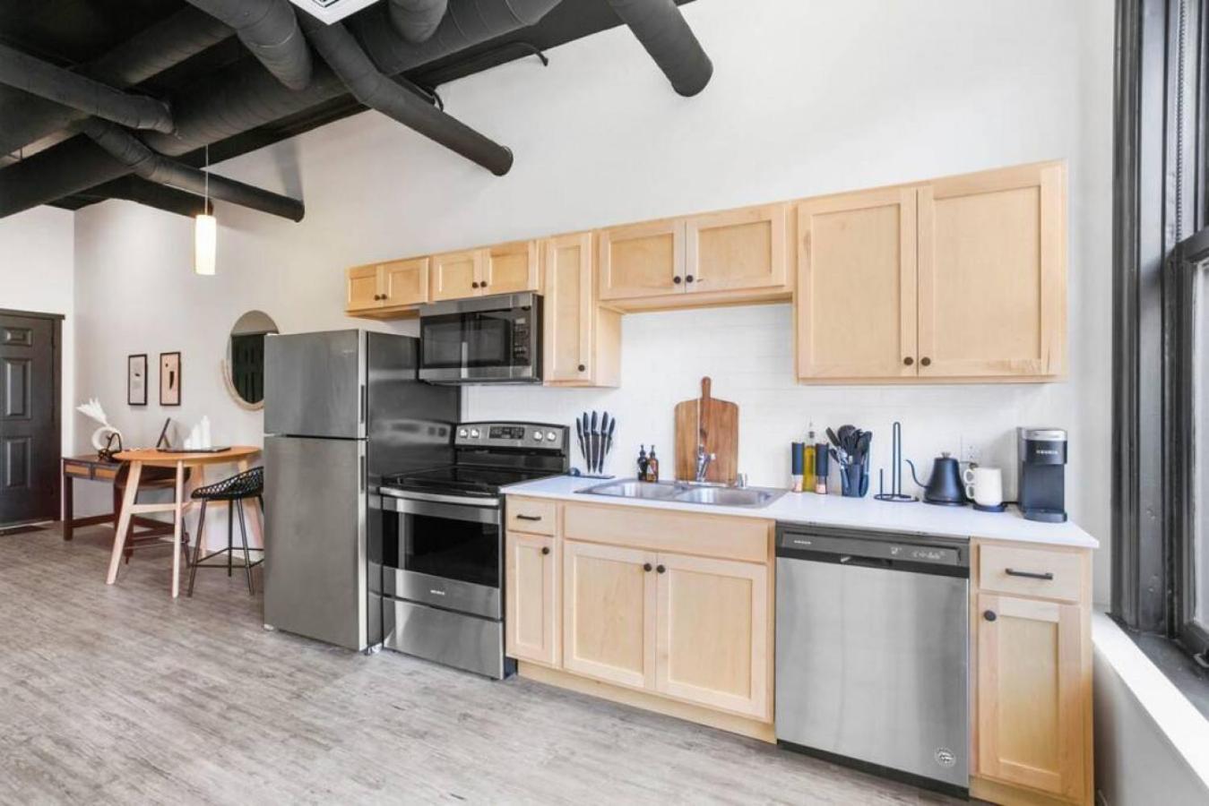 Spacious Modern Loft With Downtown Views And Wifi Apartment